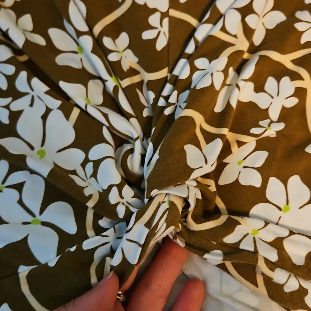 Fighting Eel Floral Top - Picture 5 of 6